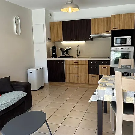 3 Pièces Avec Terrasse Près De La Et Parking Sécurisé - Fr-1-487-379 *