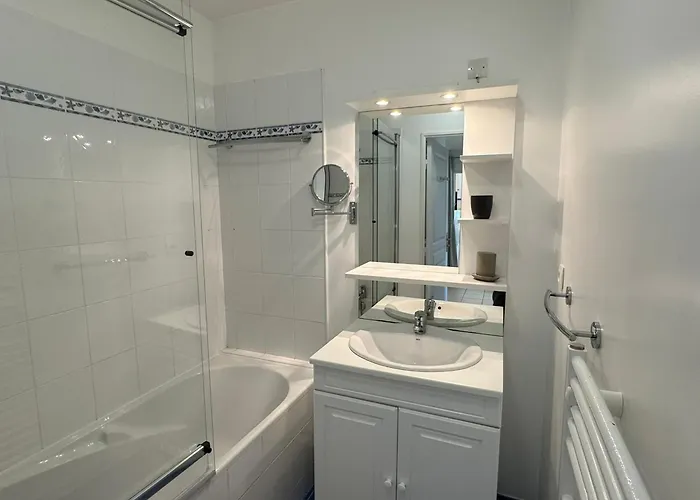 3 Pieces Avec Terrasse Pres De La Et Parking Securise - Fr-1-487-379