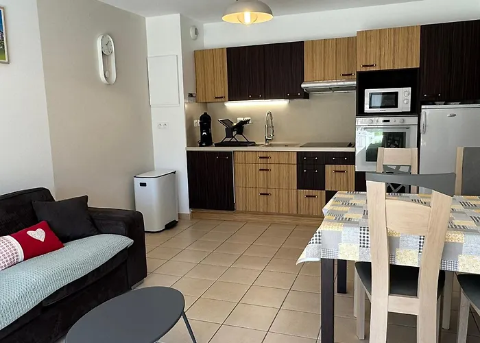 3 Pieces Avec Terrasse Pres De La Et Parking Securise - Fr-1-487-379 *